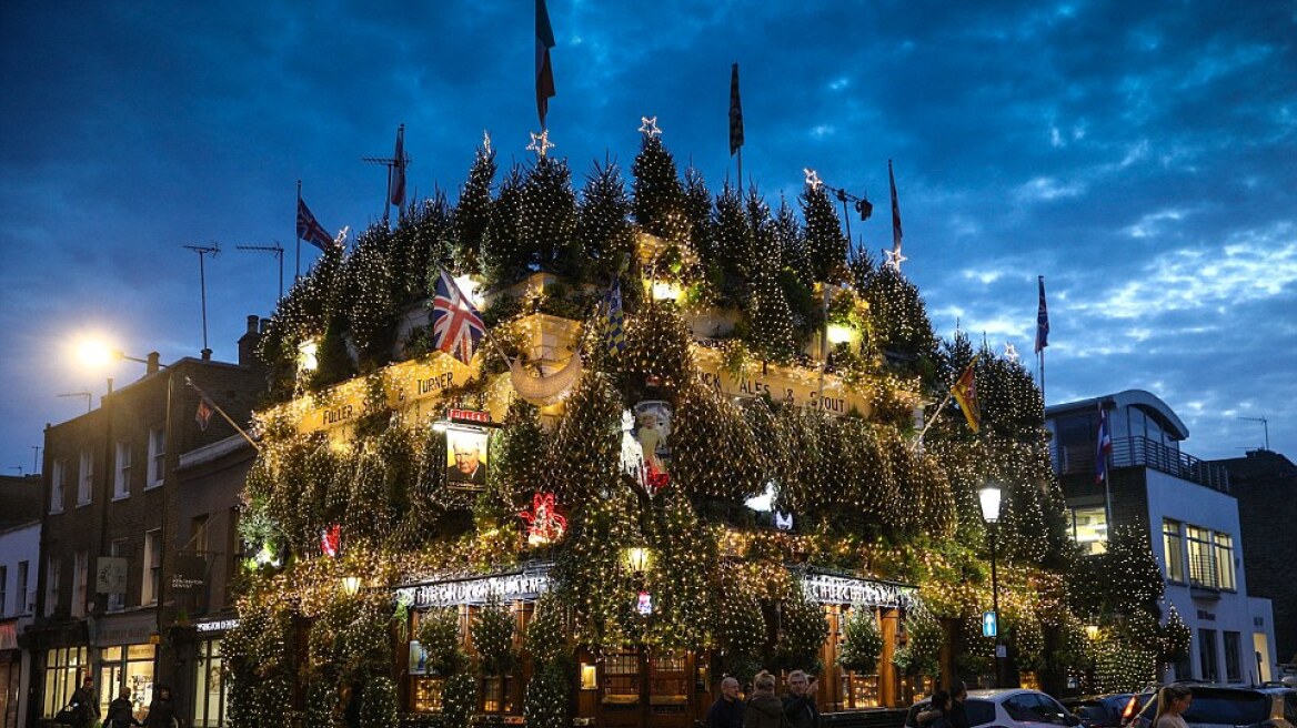 Φωτογραφίες: The Churchill Arms... το πιο χριστουγεννιάτικο μπαρ στον κόσμο!